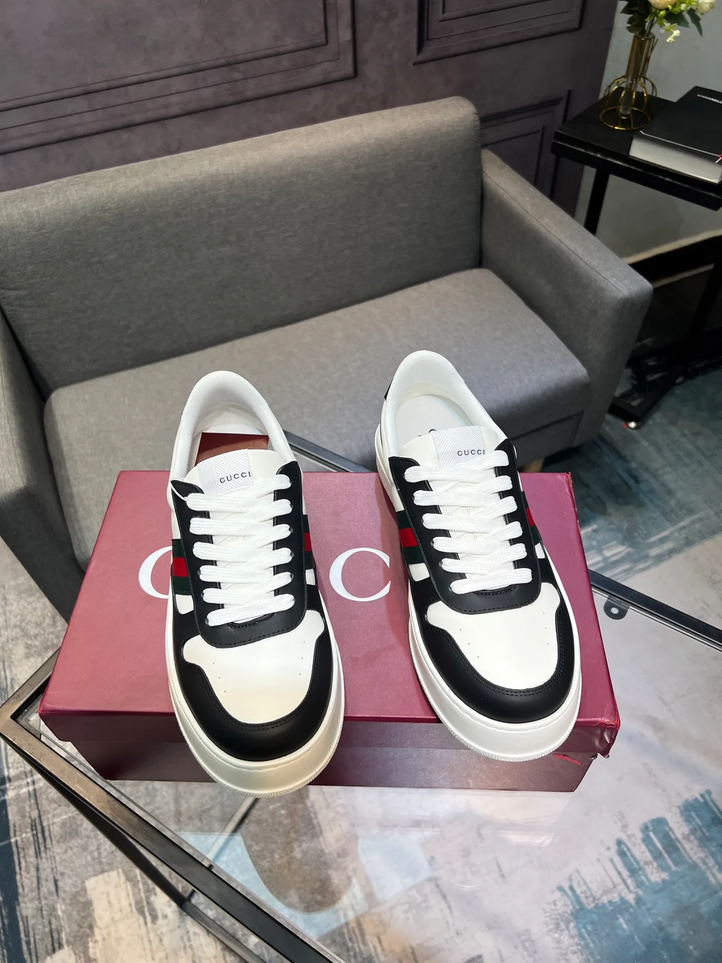 Men's men's shoes💰640 Gucci counter's latest couple's biscuit shoes‼ ️ 👑Purchasing agent level Gucci’s latest IP lightweight thick-soled white shoes can be put on your feet in seconds**4CM! ! Simple, easy to match and full of retro charm ~ the latest anti-counterfeiting cloth label on the tongue. And with electronic chip anti-counterfeiting.   The upper is made of imported environmentally friendly water-dyed calfskin, with a +1:1 fly-woven mesh surface to absorb sweat and an inner lining! Fly-knitted leather molded latex insole. Original IP lightweight outsole, one-piece injection molding, super comfortable and elastic, size: female 35-40 (female 41 customized) male 39-44 (male 38.45 46 customized)